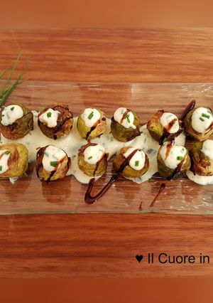 Foto di Cavolini di Bruxelles al forno con salsa di yogurt