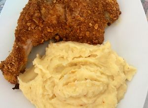 Una foto de Pollo Crispy con Puré al Merkén