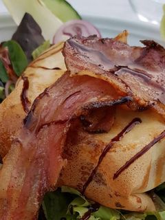 Una foto de Ensalada de queso de cabra en creps crocante
