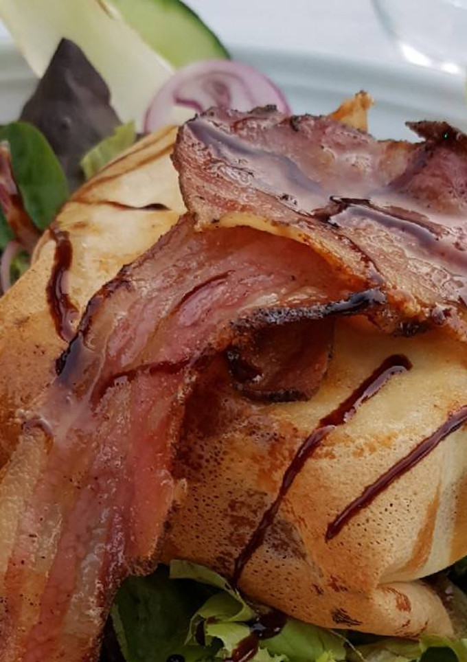 Una foto de Ensalada de queso de cabra en creps crocante