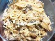 Una foto de pasta con trufa y champiñones