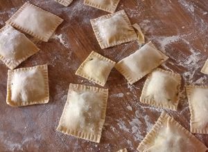 Una foto de ¿Domingo de pastas?😋 Raviolones caseros con acelga de la huerta