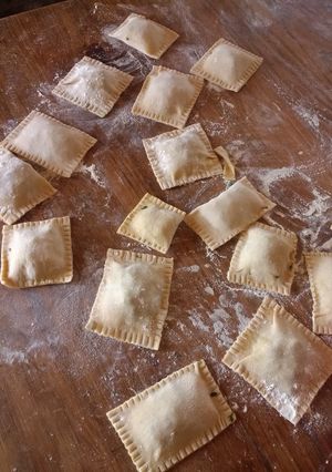 Una foto de ¿Domingo de pastas?😋 Raviolones caseros con acelga de la huerta