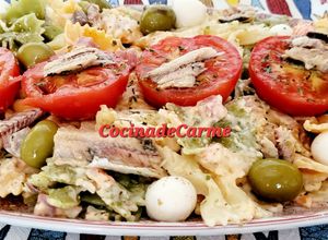 Una foto de Ensalada de pasta con mozzarella y sardinillas