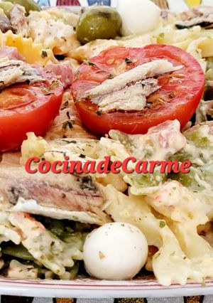 Una foto de Ensalada de pasta con mozzarella y sardinillas