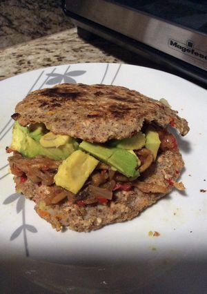 Una foto de Arepa de avena y linaza con relleno de aguacate y concha de plátano mechada