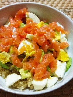Una foto de Quinoa con salmón y aguacate 🥑🍚🥚💕