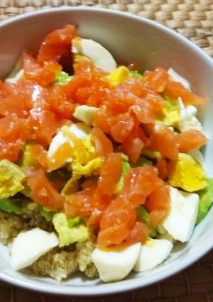 Una foto de Quinoa con salmón y aguacate 🥑🍚🥚💕
