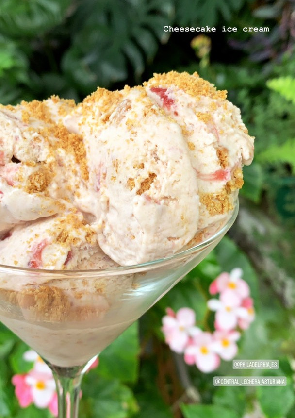 Una foto de Helado cheesecake de fresa (sin heladera)