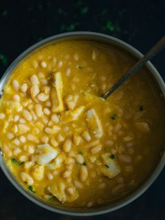 Una foto de Alubias blancas con bacalao