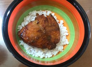 Hình của món Cá hồi sốt nước tương.