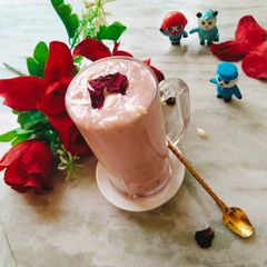 A picture of Banana Dates Rooh afza Rose Milkshake 😋.