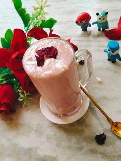 A picture of Banana Dates Rooh afza Rose Milkshake 😋.