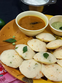 सूजी दही वेजिटेबल इडली (Suji Dahi Vegetable Idli ki recipe in hindi) रेसिपी मुख्य फोटो