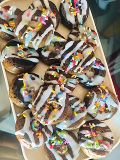 Una foto de MINI 🍩DONAS🍩 Y 🥮BUDÍN 🥮 DE MANTEQUILLA DE MANÍ AL 🍫🍩CHOCOLATE🍫 🍩