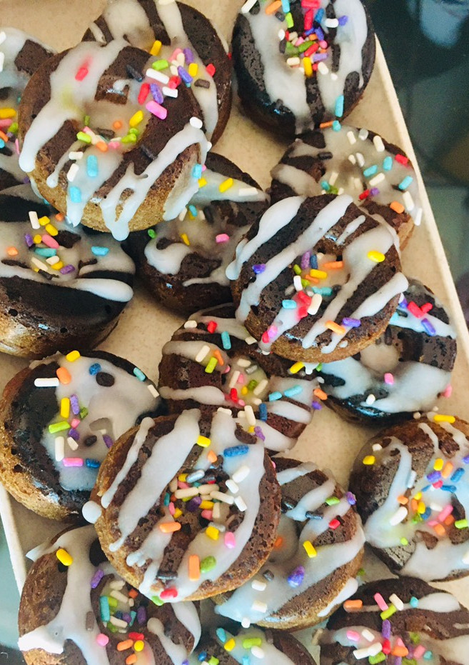 Una foto de MINI 🍩DONAS🍩 Y 🥮BUDÍN 🥮 DE MANTEQUILLA DE MANÍ AL 🍫🍩CHOCOLATE🍫 🍩