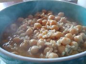 Una foto de garbanzos con arroz integral