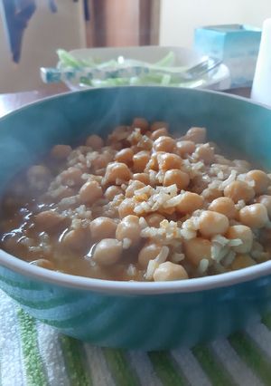 Una foto de Garbanzos con arroz integral
