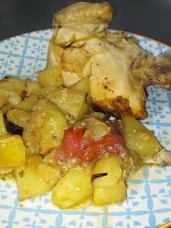 Una foto de Pollo picantón al horno con guarnición