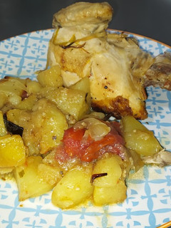 Una foto de Pollo picantón al horno con guarnición