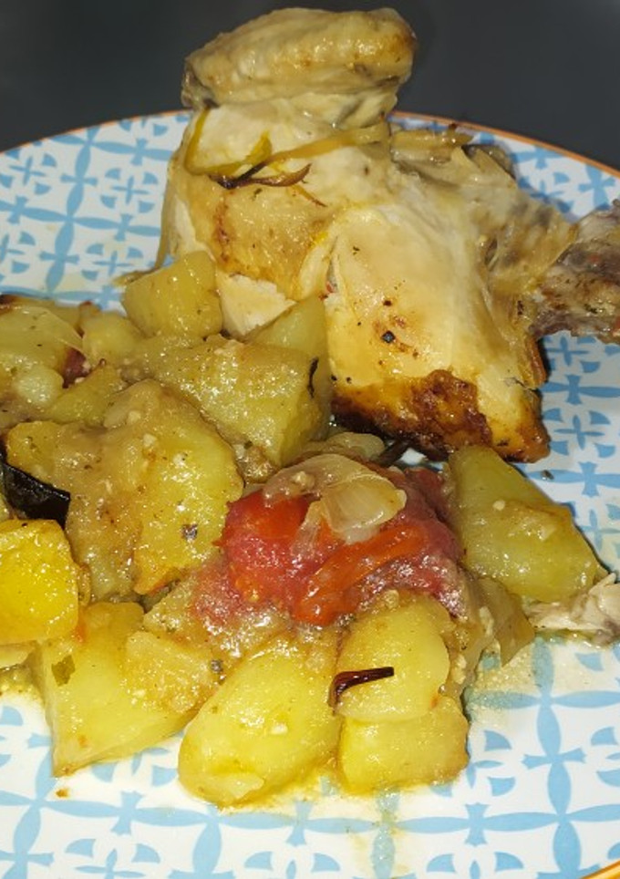 Una foto de Pollo picantón al horno con guarnición