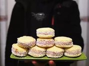 Una foto de alfajores con relleno de licor