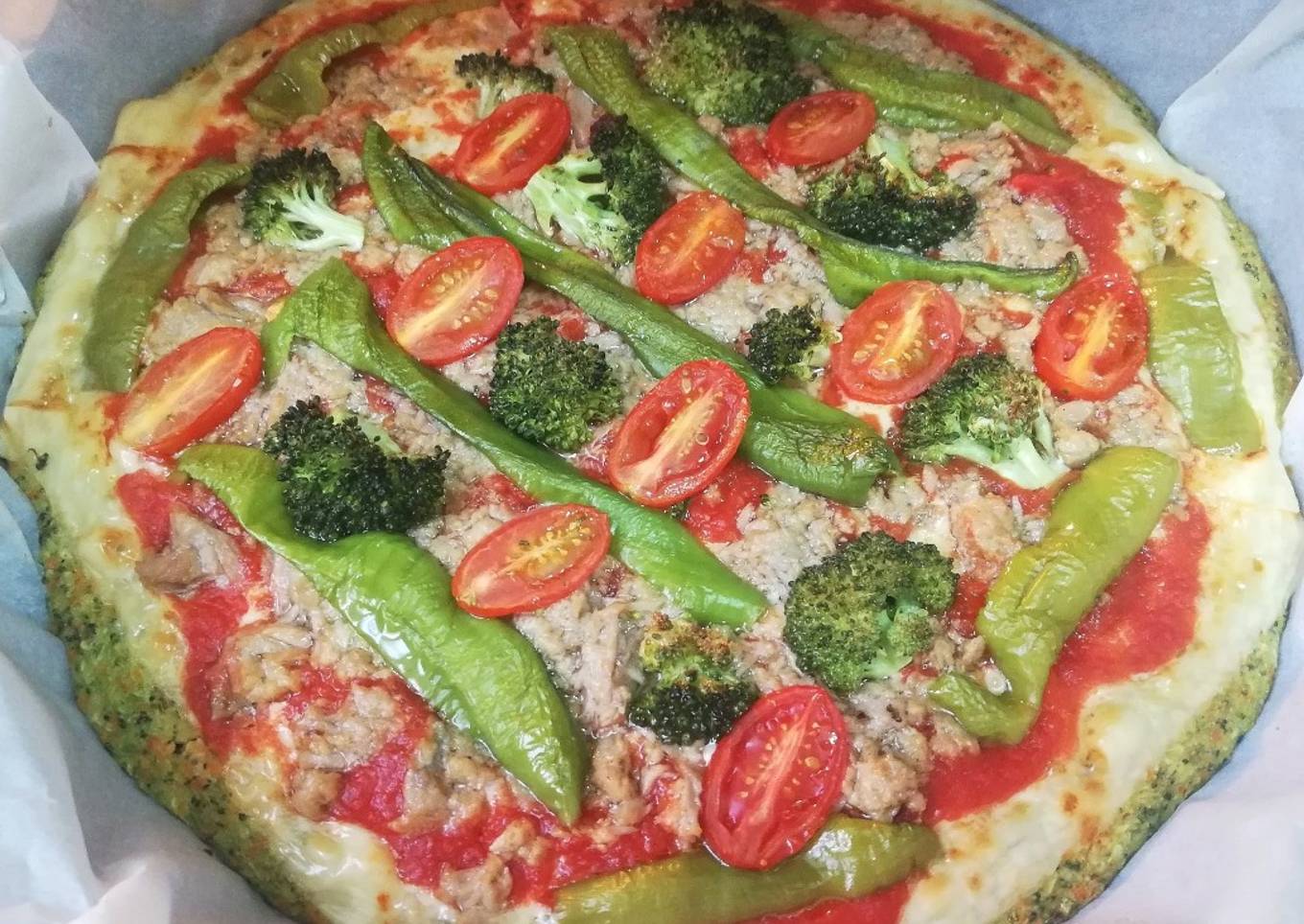 Pizza de atún y verduras con base de brócoli y zanahoria