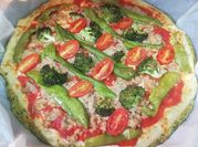 Una foto de pizza con base de verdura