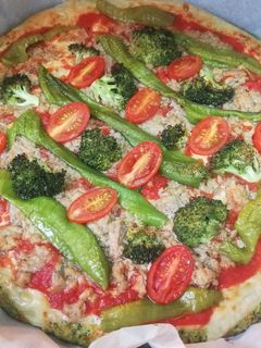 Una foto de Pizza de atún y verduras con base de brócoli y zanahoria