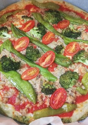 Una foto de Pizza de atún y verduras con base de brócoli y zanahoria