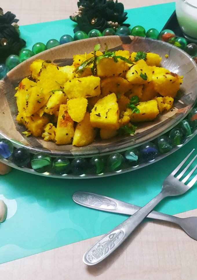 A picture of Khatti-Mithi Fried Idlis.