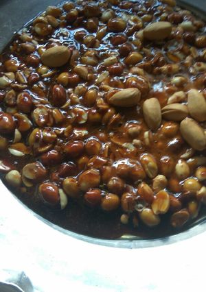 गुड़ और मूंगफली की चिक्की (Gud aur moongfali ki chikki recipe in Hindi) रेसिपी मुख्य फोटो