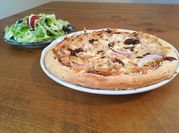 A picture of chicken chunks pizza
