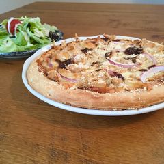 A picture of BBQ Chicken Pizza.