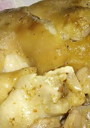 A picture of Boiled pig feet and tripe.