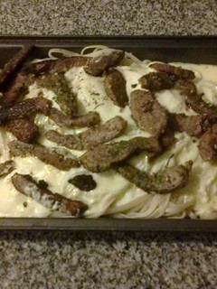 Una foto de Fideos con salsa Alfredo personalizada y carne salteada