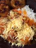 Albóndigas en salsa de tomate, vegetales y queso