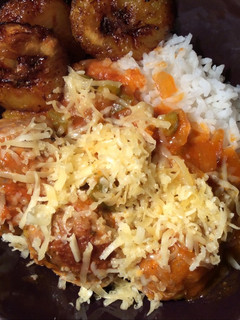 Una foto de Albóndigas en salsa de tomate, vegetales y queso