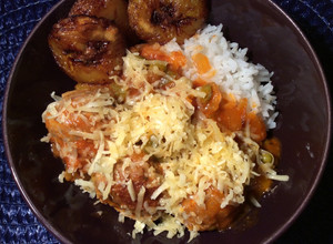 Una foto de Albóndigas en salsa de tomate, vegetales y queso