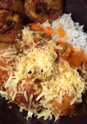 Una foto de Albóndigas en salsa de tomate, vegetales y queso