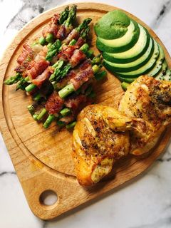 Hình của món Combo Gà - thịt hun khói cuộn măng tây nướng.