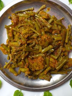 काचरे और ग्वार फली की सब्जी (kachre aur gavarfali ki sabji recipe in Hindi) रेसिपी मुख्य फोटो