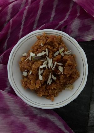 गाजर का हलवा(Gajar ka halwa recipe in Hindi) रेसिपी मुख्य फोटो