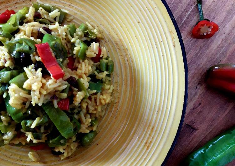 Riso basmati con peperoni friggitelli, uvetta e curcuma