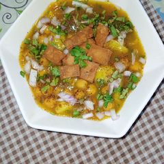 A picture of Kathiawari Chickpea Chaat.