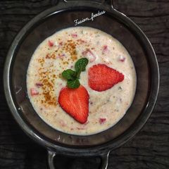 A picture of Strawberry raita.