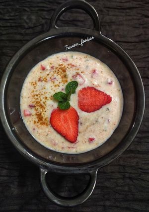 A picture of Strawberry raita.