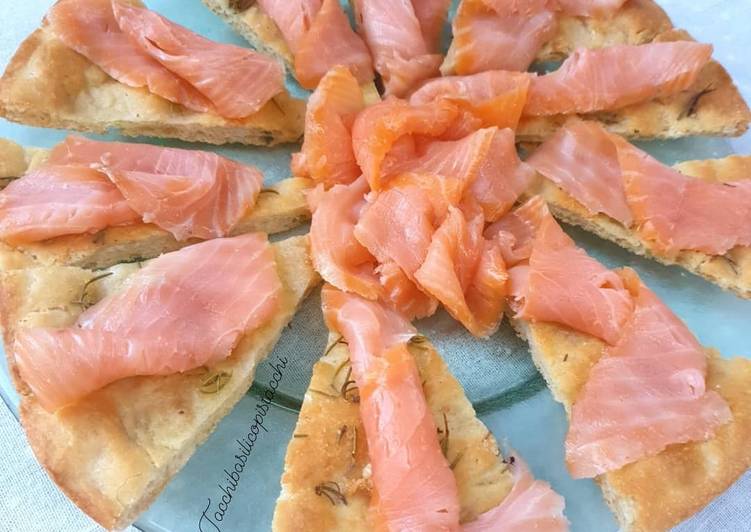 Step-by-Step Guide to Prepare Fatto in casa super veloce FOCACCIA AL ROSMARINO CON SALMONE AFFUMICATO😉😋