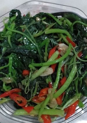 Foto resep Tumis bayam kres...kres cabai merah