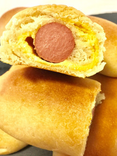 Una foto de Panecillos rellenos (Frankfurt y cheddar)
